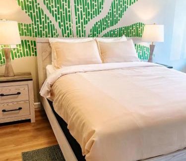 Townsend Hotel | Inviting Meadow Room at Trailblazer Unit 4 - Pet & Kid Friendly