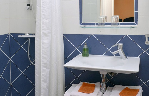 Monlet Bed & Breakfast | Relax in Phrygane Room with Spa, Breakfast & Kitchen