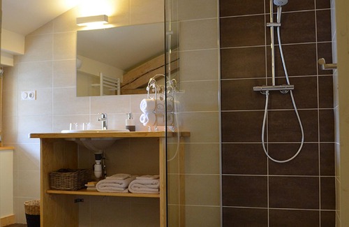 Monlet Bed & Breakfast | Relax in Phrygane Room with Spa, Breakfast & Kitchen