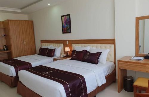 Dong Hoi Hotel | Oceanfront Phu Cuong Beach Hotel with Pool & Hot Tub