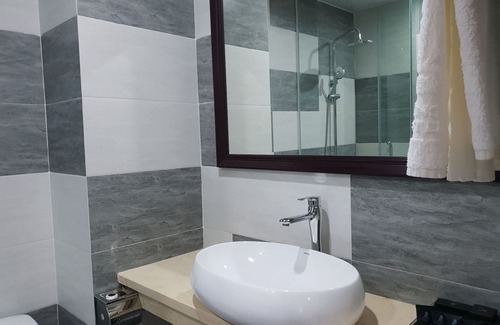 Dong Hoi Hotel | Relax at Phu Cuong Beach Hotel with Pool & Restaurant