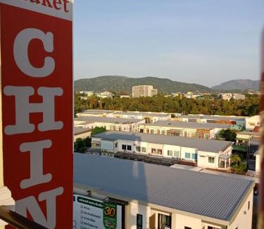 Talat Nuea Hotel | Explore Phuket Chinoinn with Pool & Family-Friendly Perks