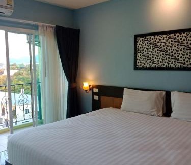 Talat Nuea Hotel | Explore Phuket Chinoinn with Pool & Family-Friendly Perks