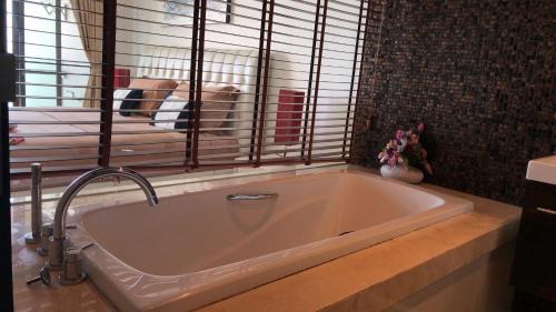 Chakphong Apartment | Seaside Relaxation at Phupha Rayong by Gift - 4 Star Stay