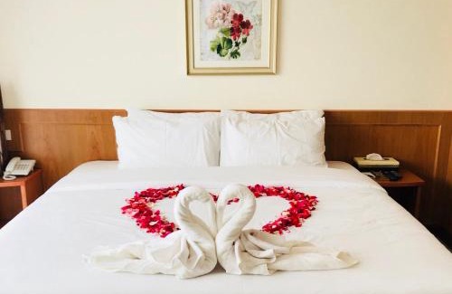 Phu Ruea Hotel | Cozy Phurua Inn: Pet-Friendly Stay with Pool & Dining