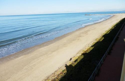 Bacoli House | Unwind at Pia Beach House: Oceanfront with Spa & Pool