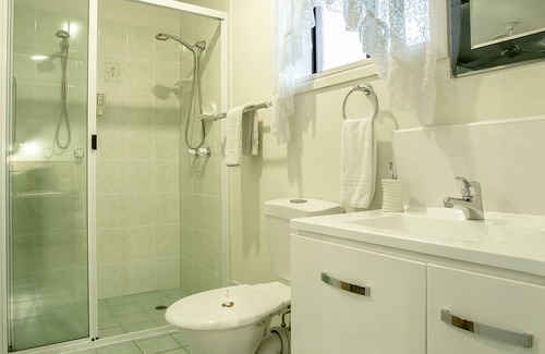 Urraween Hotel | Welcoming Pialba Motor Inn with Pool and Breakfast Options