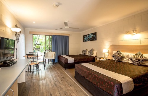 Urraween Hotel | Welcoming Pialba Motor Inn with Pool and Breakfast Options