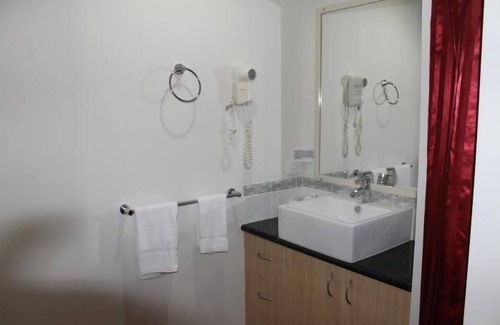 Urraween Hotel | Welcoming Pialba Motor Inn with Pool and Breakfast Options
