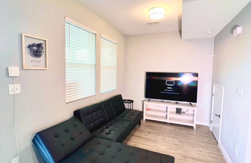 Knoxville House | Convenient Piano House: Pet-Friendly with Spa & Hot Tub