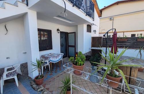 Qualiano Apartment | Cozy Piano Terra Casa: Family-Friendly Retreat Awaits