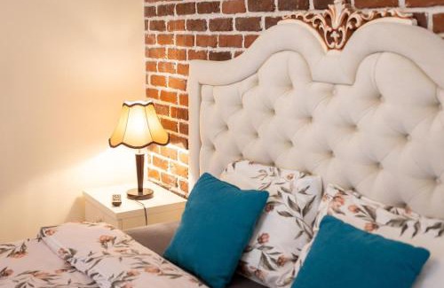 Brasov City Centre Apartment | Discover IZZY'S HIDDEN APARTMENT - Family-Friendly Escape