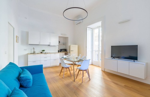 Chiaia Apartment | Discover Piazza Amedeo Flat with Family-Friendly Amenities