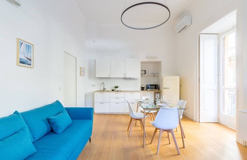 Chiaia Apartment | Discover Piazza Amedeo Flat with Family-Friendly Amenities