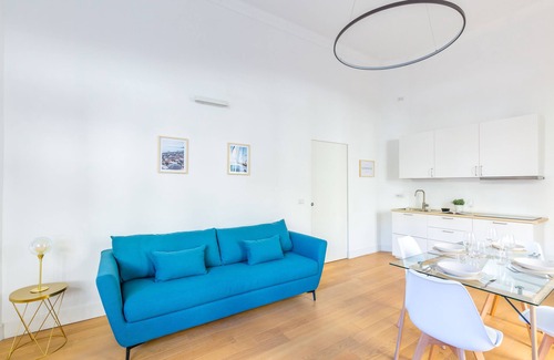 Chiaia Apartment | Discover Piazza Amedeo Flat with Family-Friendly Amenities