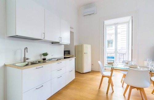 Chiaia Apartment | Modern Piazza Amedeo Apartment - Family-Friendly & Accessible
