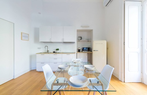 Chiaia Apartment | Modern Piazza Amedeo Apartment - Family-Friendly & Accessible