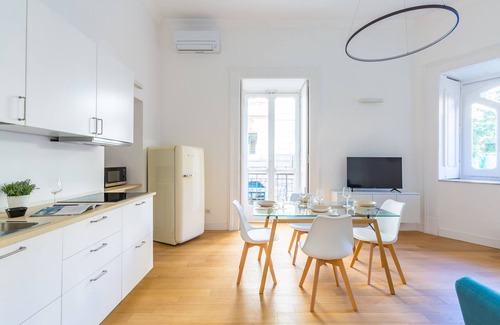 Chiaia Apartment | Modern Piazza Amedeo Apartment - Family-Friendly & Accessible