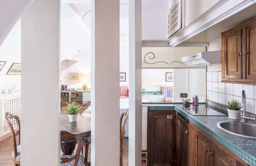 Rione III Colonna Apartment | Piazza Colonna Apartment - Highly Rated Stay with Pool & Spa