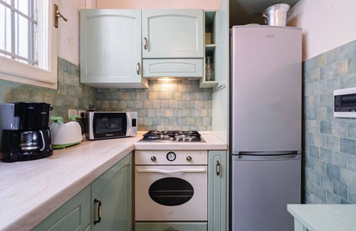 Sant' Ambrogio Apartment | Piazza Dei Ciompi: Private Garden & Family-Friendly Amenities