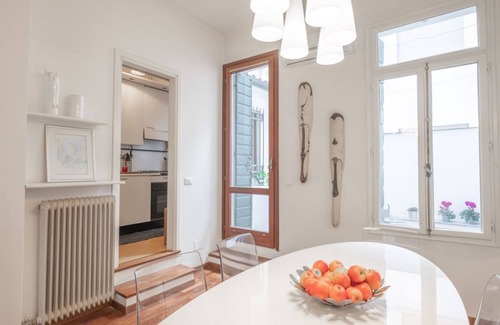 Historic Centre Apartment | Explore Piazza delle Erbe Central Apartment with Breakfast