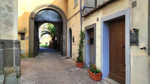 Sutri Apartment | Pet-Friendly Piazza Duomo Casa Vacanze with Hot Tub & Kitchen