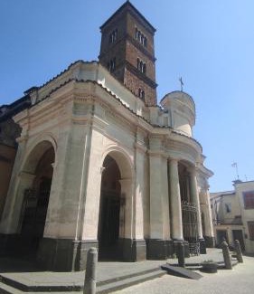 Sutri Apartment | Pet-Friendly Piazza Duomo Casa Vacanze with Hot Tub & Kitchen