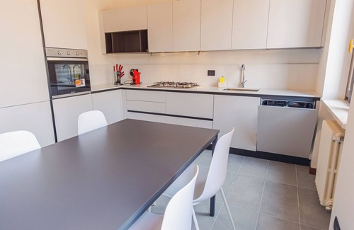 Desenzano del Garda Apartment | Piazza Garibaldi - Three Bedroom Apartment, Sleeps 6