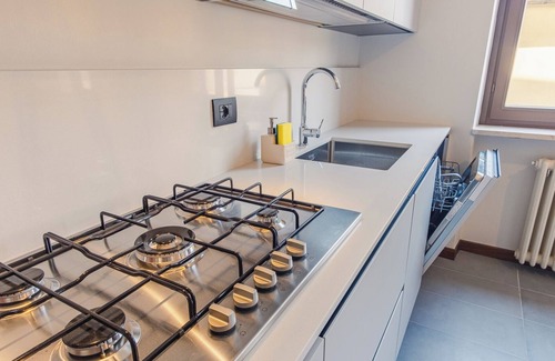 Desenzano del Garda Apartment | Piazza Garibaldi - Three Bedroom Apartment, Sleeps 6