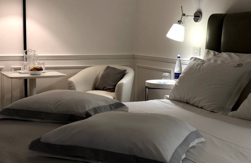 Procida House | Discover Piazza Posta: Oceanfront Bliss with Pool Access