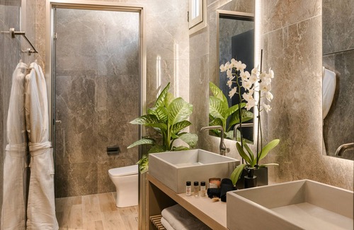 Lixouri Hotel | Experience Piazza Suites: Ocean Views & Family-Friendly Comfort