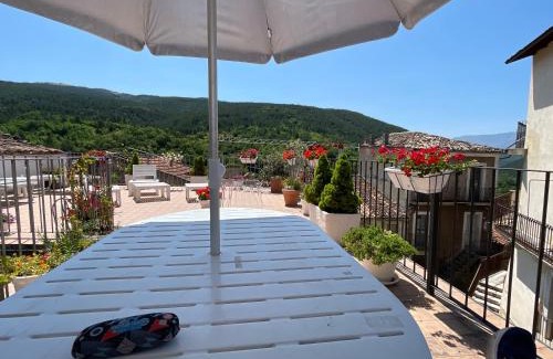 Assergi Apartment | Cozy Piazzetta Del Forno Monolocale with Breakfast & Pets