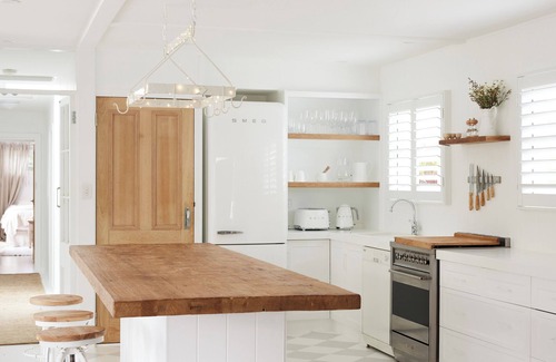 Byron Bay House | Elegant Home with Ocean View, Steps from Clarkes Beach