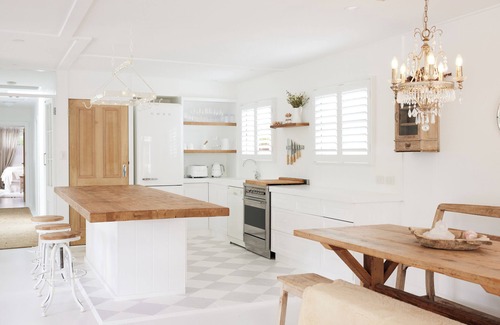 Byron Bay House | Elegant Home with Ocean View, Steps from Clarkes Beach