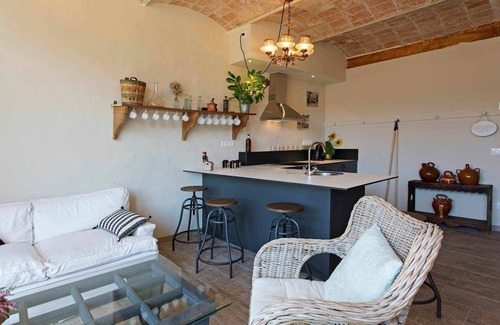 Olot Apartment | Picapedrer: Indoor Pool Access & Family-Friendly Amenities