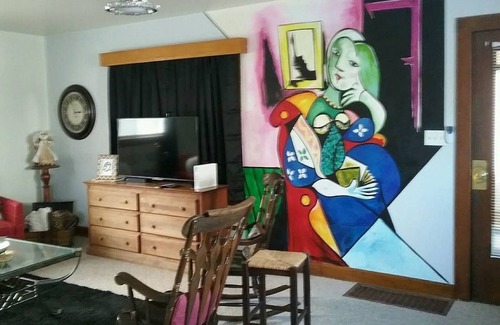 Van Wert Apartment | Discover Picasso's Condo: Ideal Downtown Stay in Van Wert