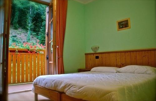 Bleggio Inferiore House | Budget-Friendly Stay at Picchio Affittacamere with Dining