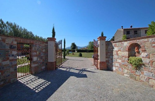 Capannori Apartment | Piccola Casetta: Cozy Retreat with Kitchen & Accessibility