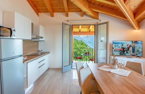 Musso Apartment | Lakefront Escape at Piccola Orchidea Finestra – 10/10 Rating