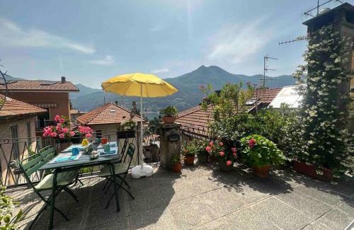 Moltrasio House | Cozy Piccola Torre Moltrasio with Oceanfront Views