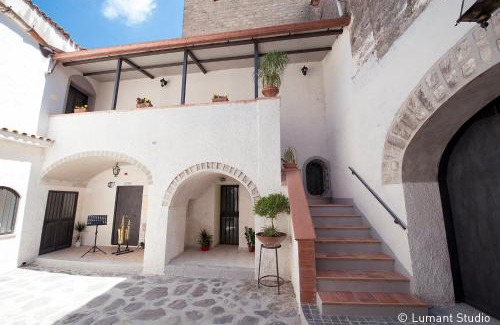 Carinola Bed & Breakfast | Cozy Piccolo Albergo del Musicista with Hot Tub & Dining