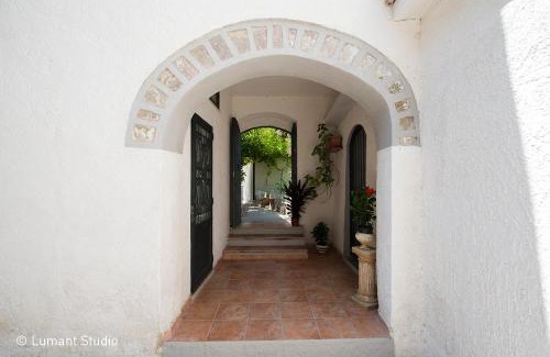 Carinola Bed & Breakfast | Cozy Piccolo Albergo del Musicista with Hot Tub & Dining
