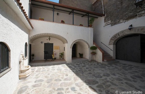 Carinola Bed & Breakfast | Cozy Piccolo Albergo del Musicista with Hot Tub & Dining