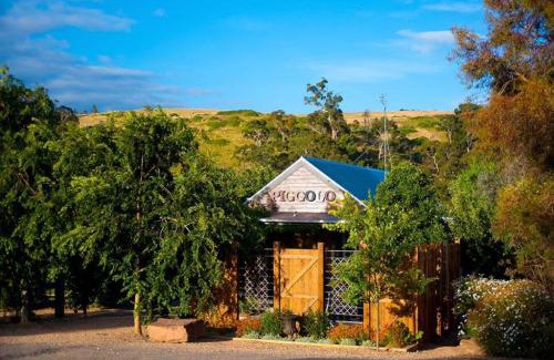 Hepburn House | Cozy Piccolo Cottage with Scenic Views & Family-Friendly Amenities