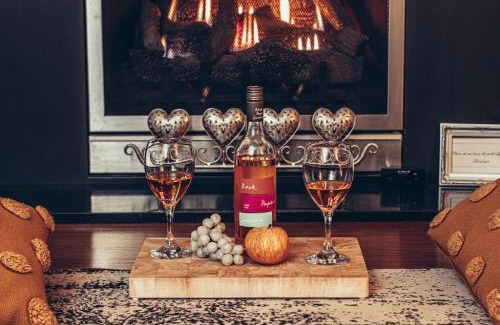 Hepburn House | Cozy Piccolo Cottage with Scenic Views & Family-Friendly Amenities