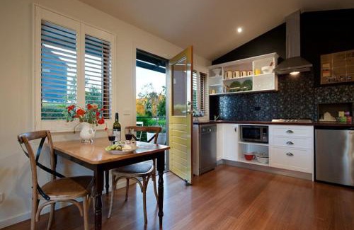 Hepburn House | Cozy Piccolo Cottage with Scenic Views & Family-Friendly Amenities