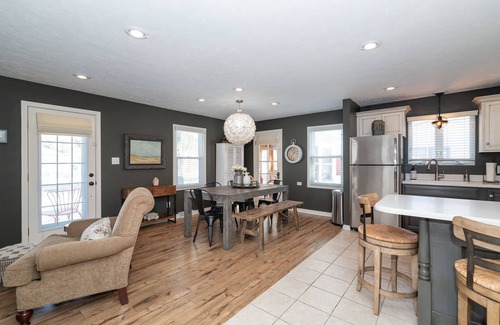 Douglas House | Piccolo Cottage: Prime Location Near Douglas Beach & Pool