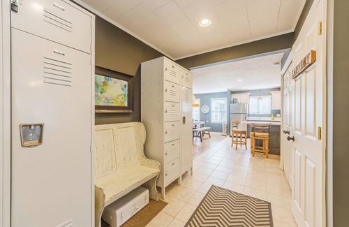 Douglas House | Piccolo Cottage: Prime Location Near Douglas Beach & Pool