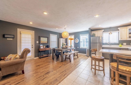 Douglas House | Piccolo Cottage: Prime Location Near Douglas Beach & Pool