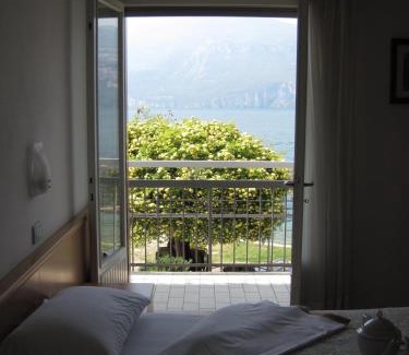 Magugnago Hotel | Cozy Piccolo Hotel by the Lake with Ocean Views
